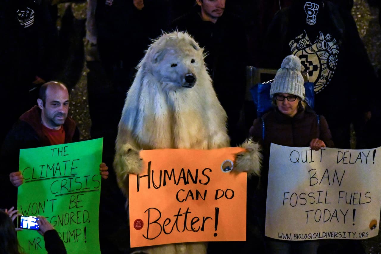 “Los humanos pueden hacerlo mejor", se lee en la pancarta que lleva un manifestante disfrazado de oso polar. La masiva protesta tuvo lugar en el marco de la 
<a href="https://www.univision.com/noticias/medio-ambiente/en-la-cumbre-del-clima-los-jovenes-se-hacen-oir-frente-a-la-inaccion-de-los-dirigentes">Cumbre del Clima COP25</a>, que se desarrolla en la capital española.
