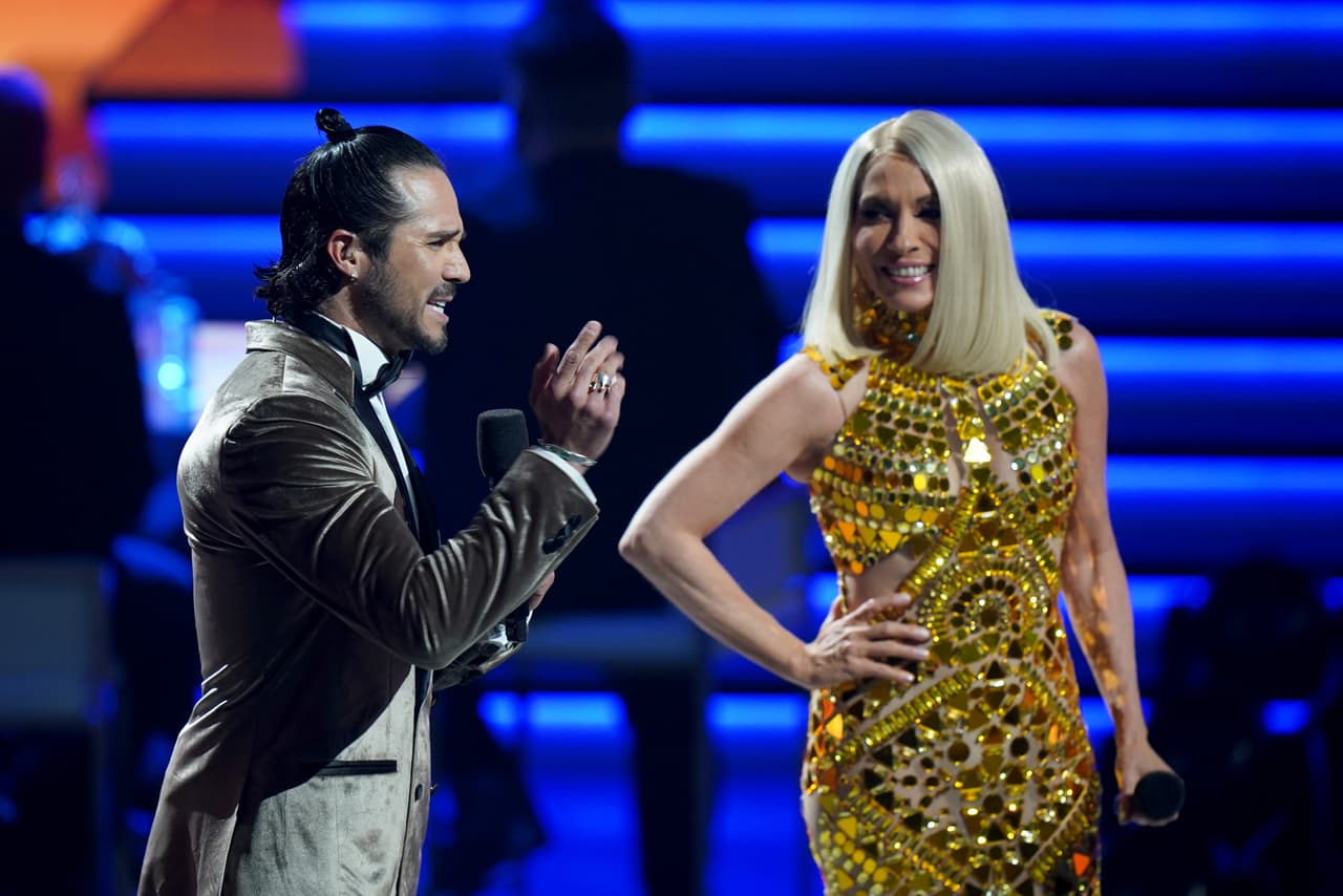 Para su primera incursión como conductora de Premio Lo Nuestro 2021, Yuri optó por utilizar una peluca lisa y corta, que le llegaba a los hombros.