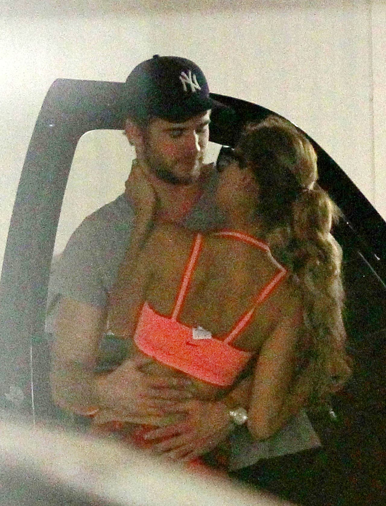 En septiembre de 2013 así fue captada Eiza en los brazos de Liam.