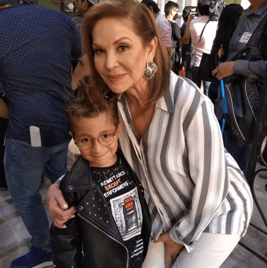 Al ser el integrante más pequeño del elenco, es muy consentido y querido por cada uno de los Vecinos.