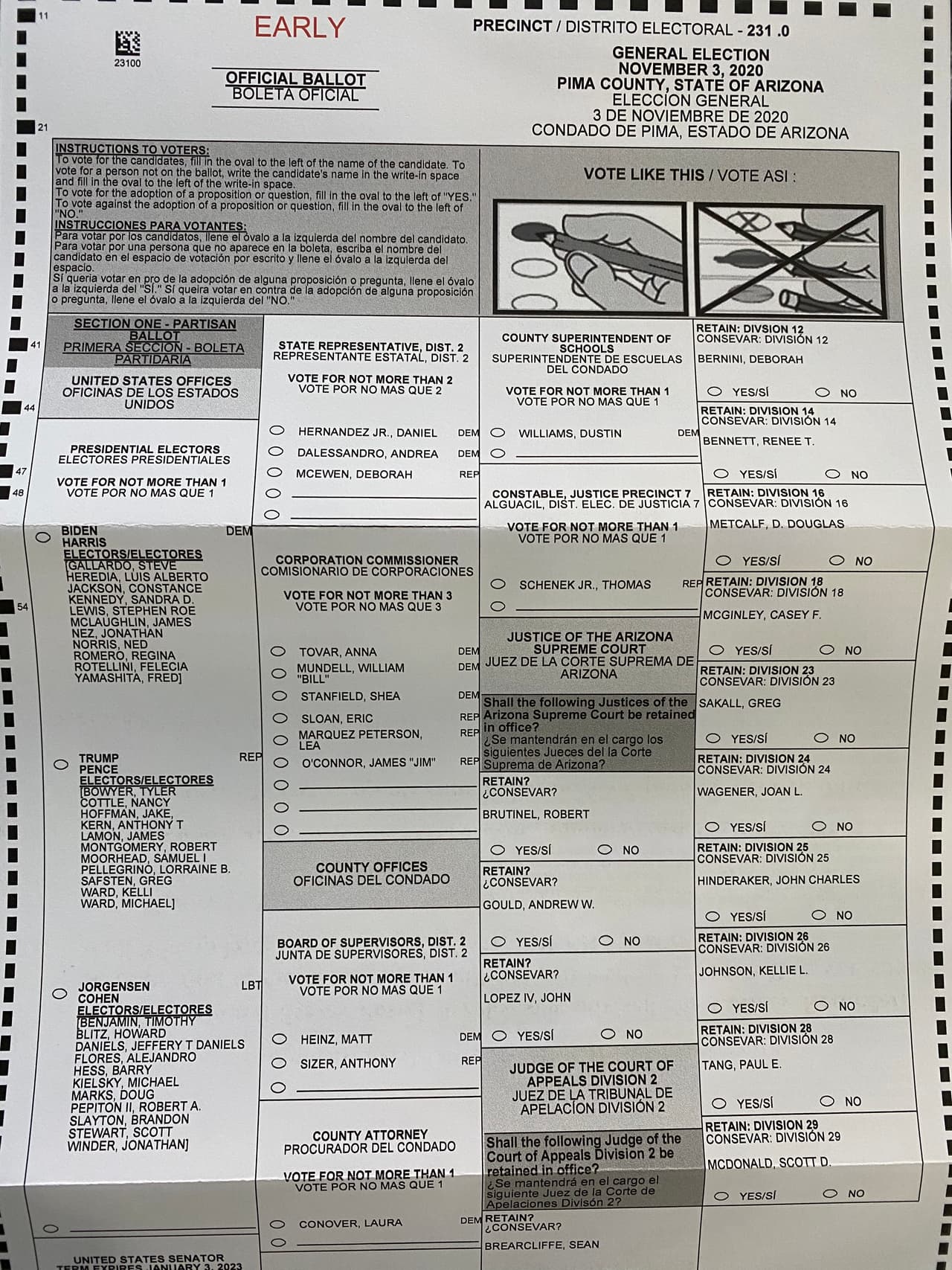 Esta es la boleta electoral, en la parte de presidente hay tres candidatos, republicano, demócrata y libertian.