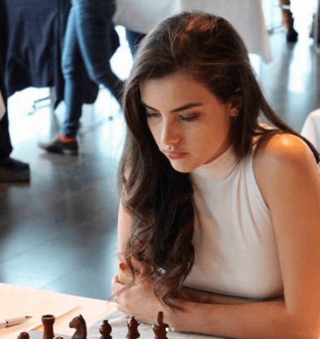 Al ser mujer, Botez está expuesta a acoso por parte de hombres, pero gracias a las ‘enseñanzas’ de su papá, sabe defenderse.