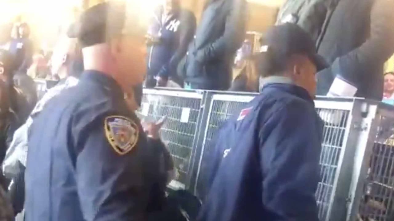 Los jóvenes pensaban que los iban a sacar del estadio, pero en cambio les dieron otros asientos que eran mucho más caros de los que habían pagado.