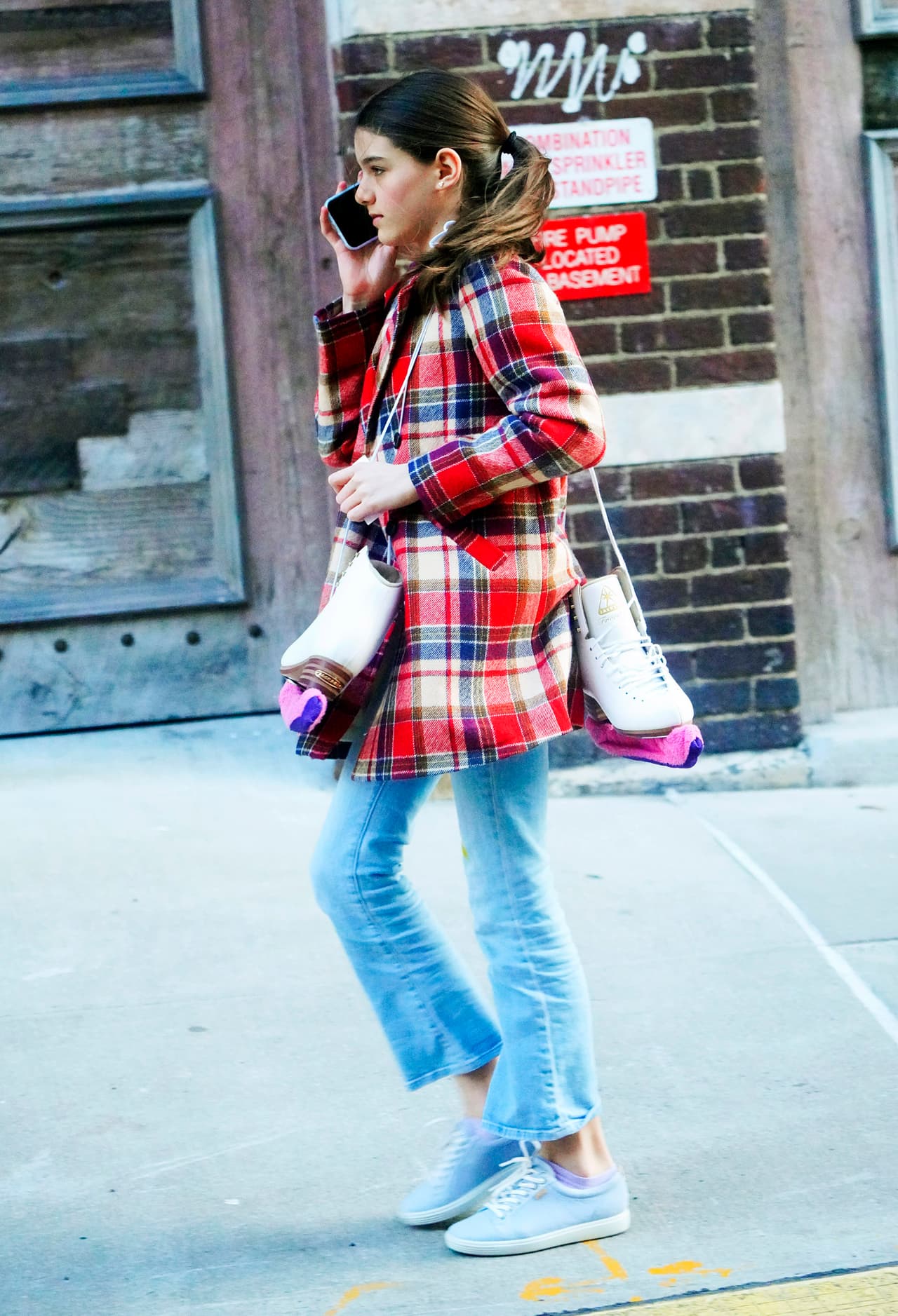 Claro que tampoco deja atrás los toques juveniles, los cuales están presentes en las prendas deportivas que combina con ropa más seria como los abrigos gruesos. El resultado es una mezcla insólita de llamativos colores.