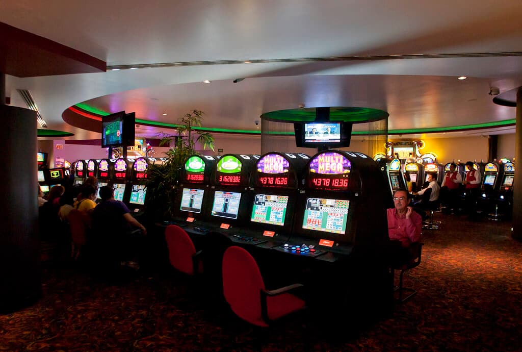 Identidades falsas, transferencias millonarias y apuestas simuladas: la amplia operación de lavado de dinero en casinos mexicanos que fue desmantelada por EEUU y México