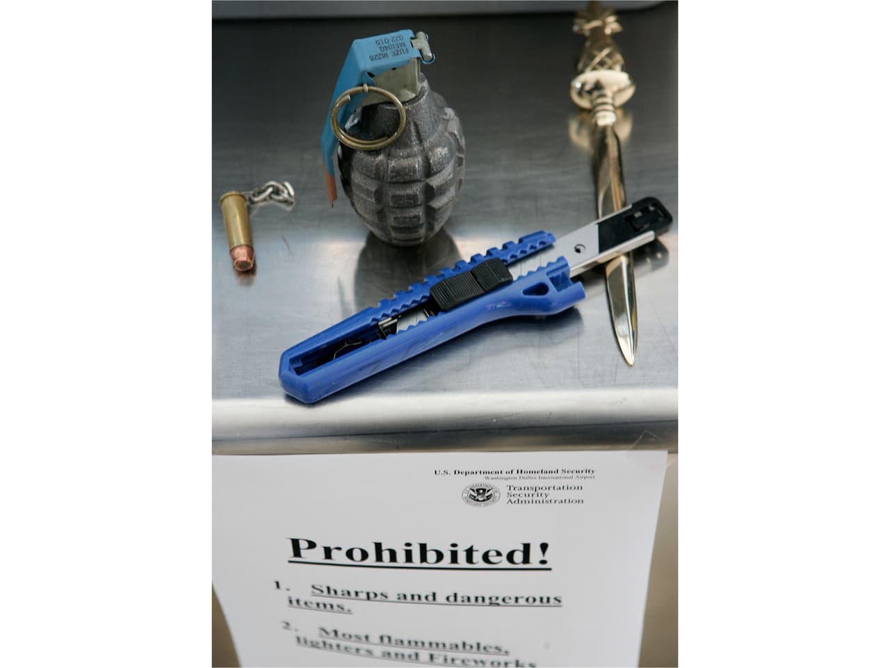 Acusan a una mujer de atacar a su novio con un cortador de cajas porque no tuvo el cumpleaños que esperaba