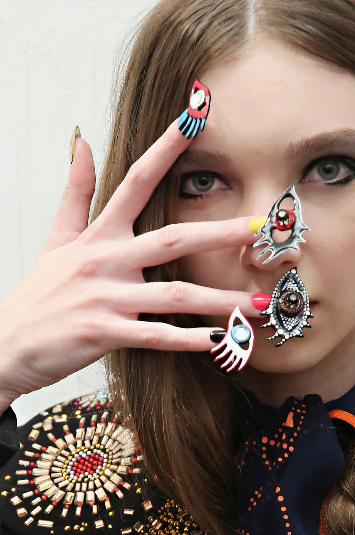 <b>10. Funky.</b> Si te gustan las uñas poco convencionales llenas de color puedes aplicar divertidos y coloridos diseños sobre tus uñas o usar esta especie de anillos que vimos en el desfile de
<a href="https://cnd.com/fwdigitalhq/fall-winter-2016/editorial-libertine.php">Libertine</a>. Si agregas aplicaciones XL sobre tus uñas debes de saber que llevarlas es todo un arte que debes de dominar.
<br>