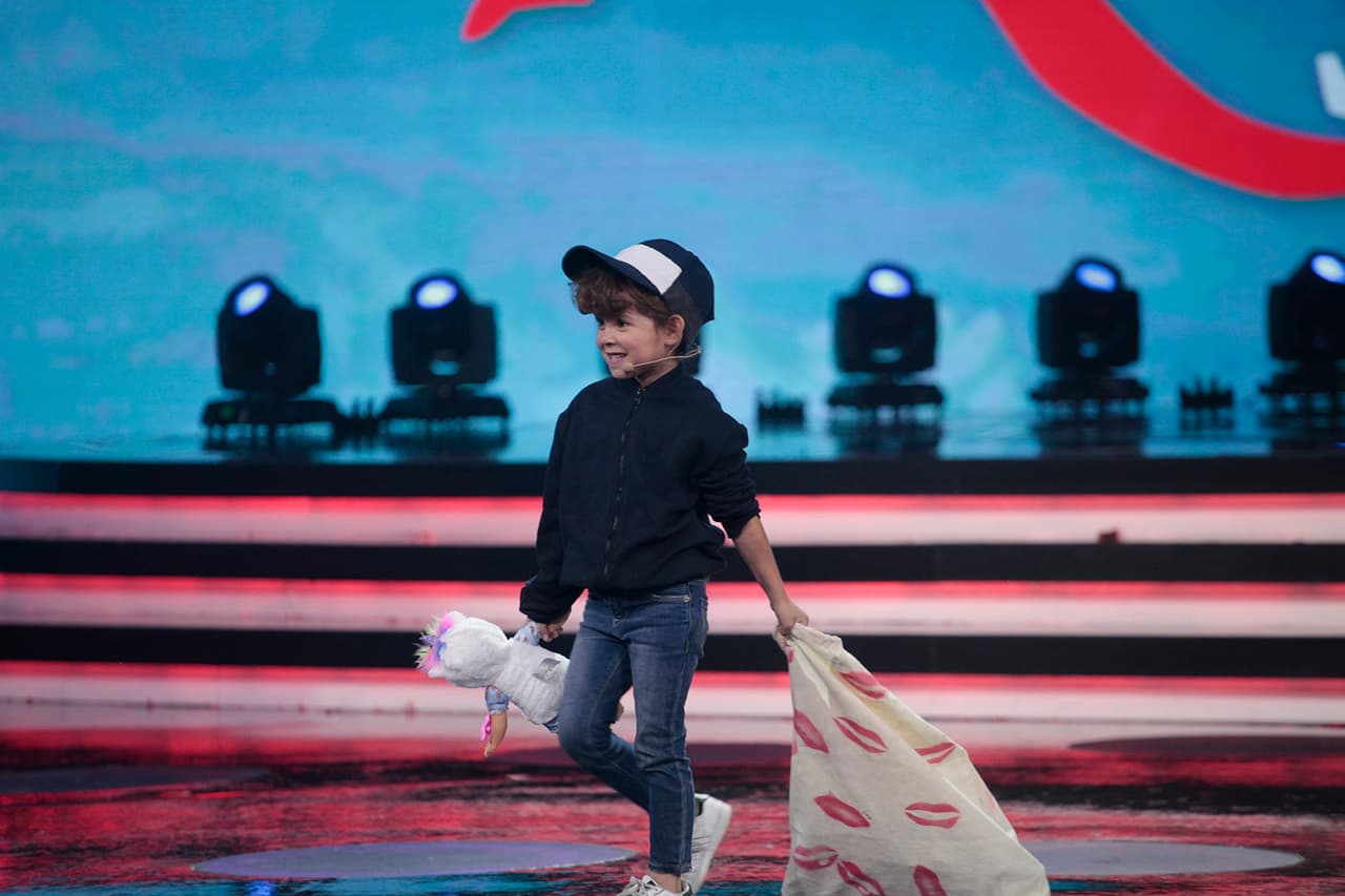 ¿Alguien me buscaba?, parece decir Danna al llegar al escenario.