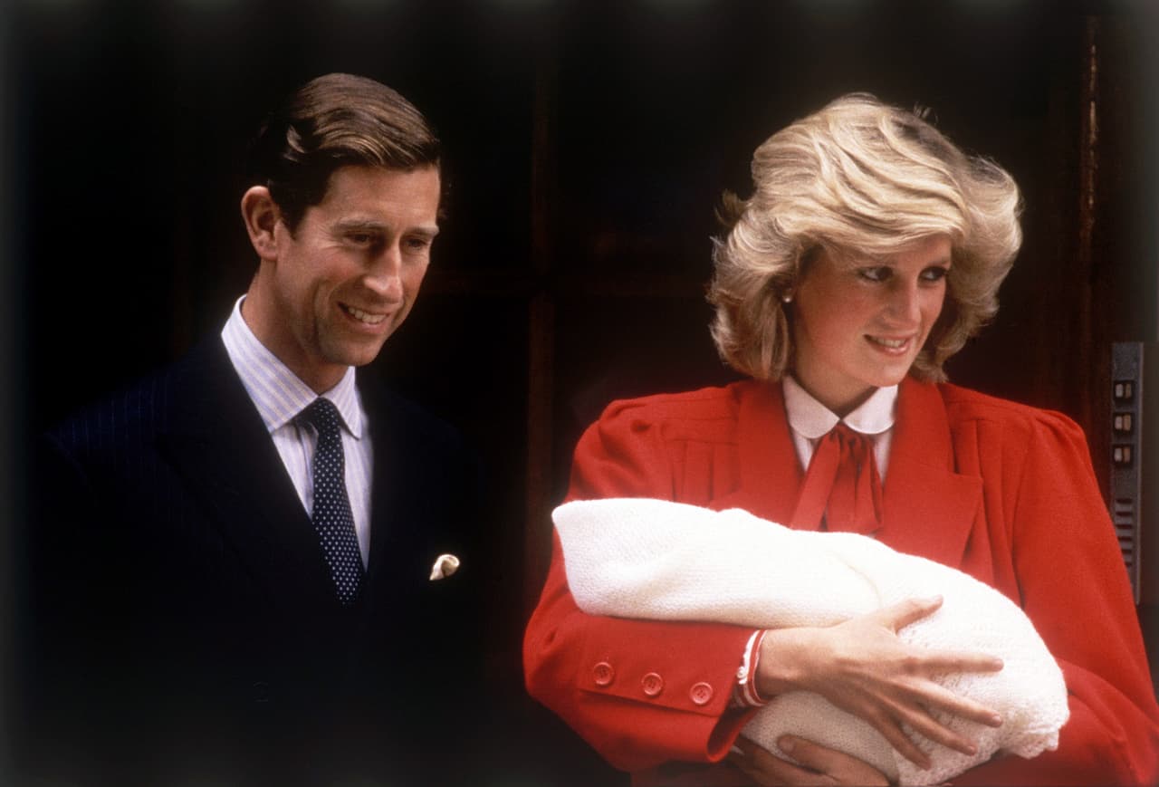 Según el medio, en los certificados de nacimiento de los príncipes Harry y William, Lady Diana no utilizó su nombre de pila sino que utilizó "Su Alteza Real la Princesa de Gales".
<br>