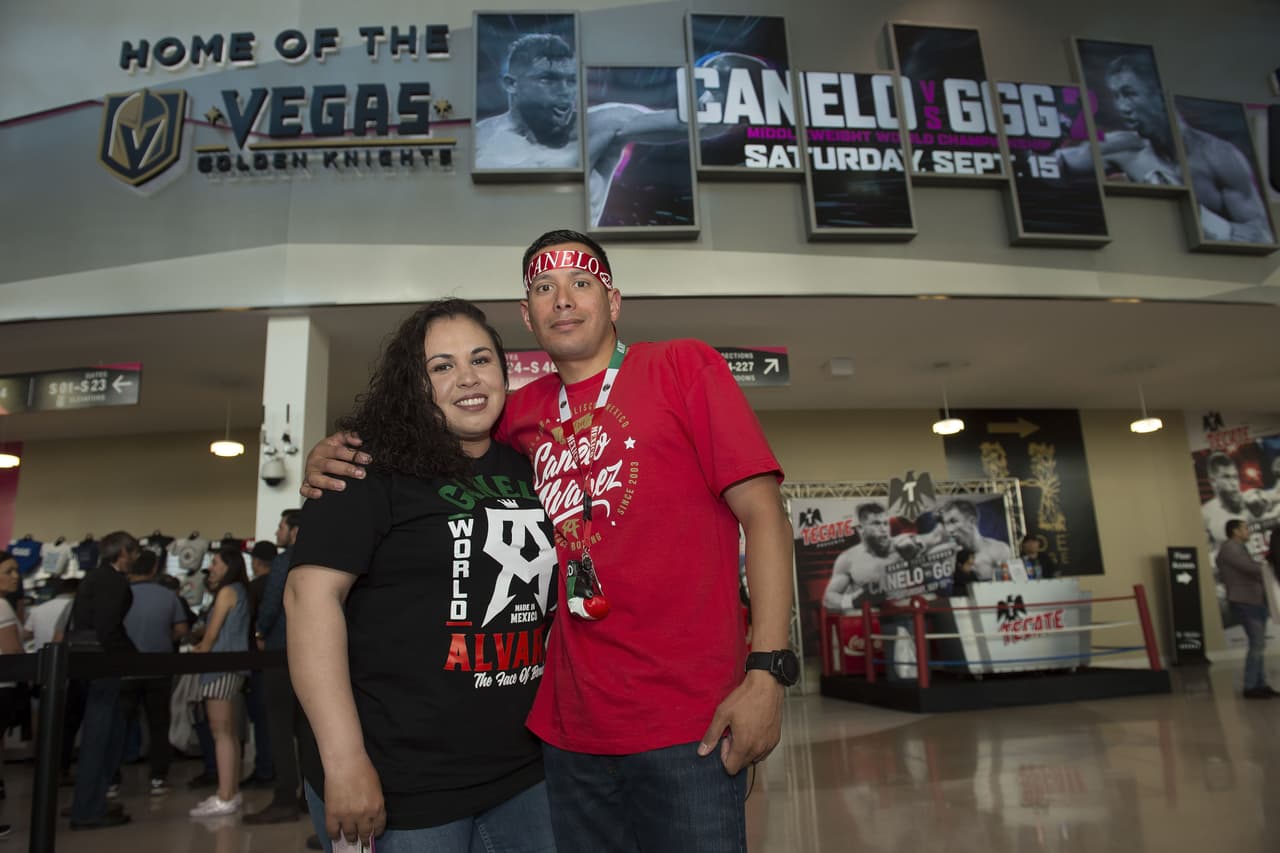 Con gran ánimo, desde la República Mexicana y con los paisanos que viven en los Estados Unidos, llegaron los aficionados a la T-Mobile Arena a mostrar su apoyo.