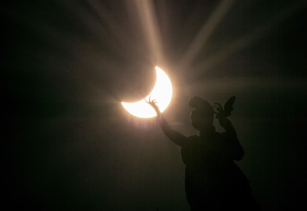 Apocalipsis 6:12. "Vi cuando (el Cordero) abrió el sexto sello y hubo un gran terremoto, el Sol se puso negro como cilicio de cerda, y toda la Luna se volvió como sangre".