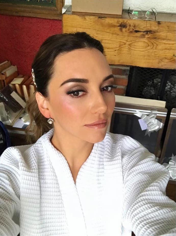 La propia Regina mostró una foto en Instagram antes del enlace, donde lucía un maquillaje sencillo y fresco para el gran día.