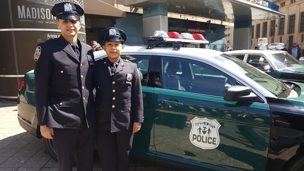 El NYPD gradúa a casi 200 policías latinos, entre ellos un argentino que fue indocumentado