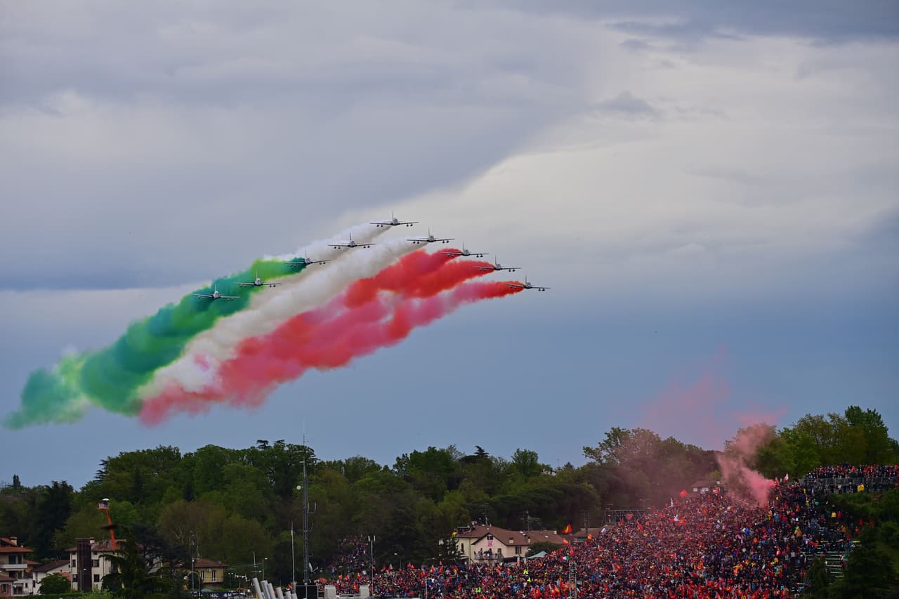 Gran carrera de Red Bull para su primer 1-2 desde el 2016 con Max Verstappen ganador en el GP de Imola y el mexicano Sergio 'Checo' Pérez como segundo lugar en el podio en Italia.