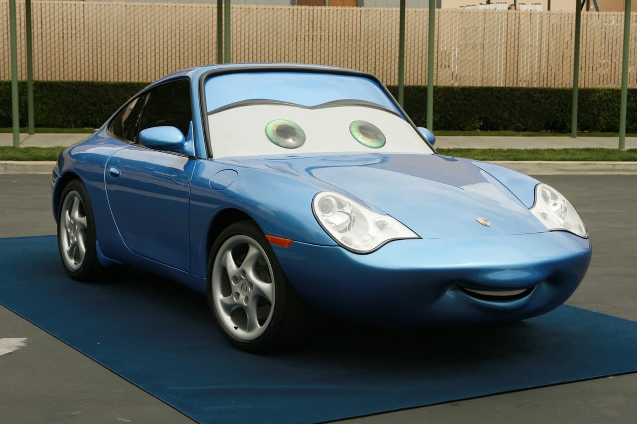 El amor persiste en Cars 3, por lo tanto 
<b>Sally Carrera </b>es uno de los personajes continúa en la película: se trata de la 
<b>novia de McQueen</b>, otra alma femenina en un cuerpo de coupé. En este caso, es la representación de un 
<b>Porsche 911 Carrera</b> (de ahí proviene su apellido).