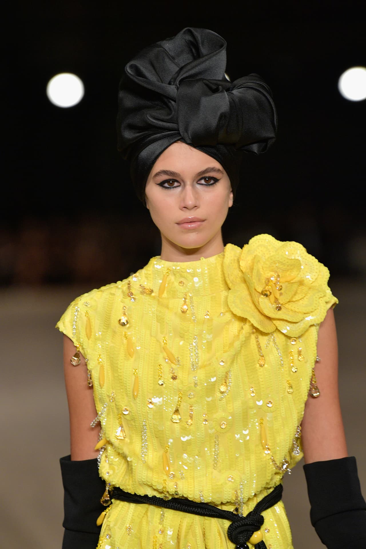 Con 16 años recién cumplidos, Kaia por poco alcanzó la edad mínima que se requiere para desfilar en el New York Fashion Week
<b>,</b> y sin duda logró demostrar que “lo que se hereda no se hurta”.