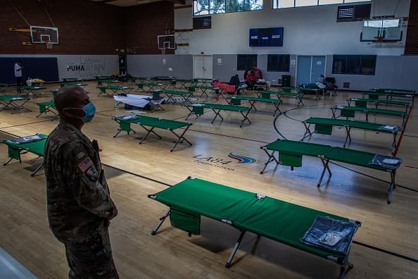 Los refugios y hospitales de campañas están siendo custodiados por la
<a href="https://www.univision.com/temas/guardia-nacional">Guardia Nacional</a> como parte de la ayuda del Gobierno Federal tras la declaración de desastre por el coronavirus en California.
