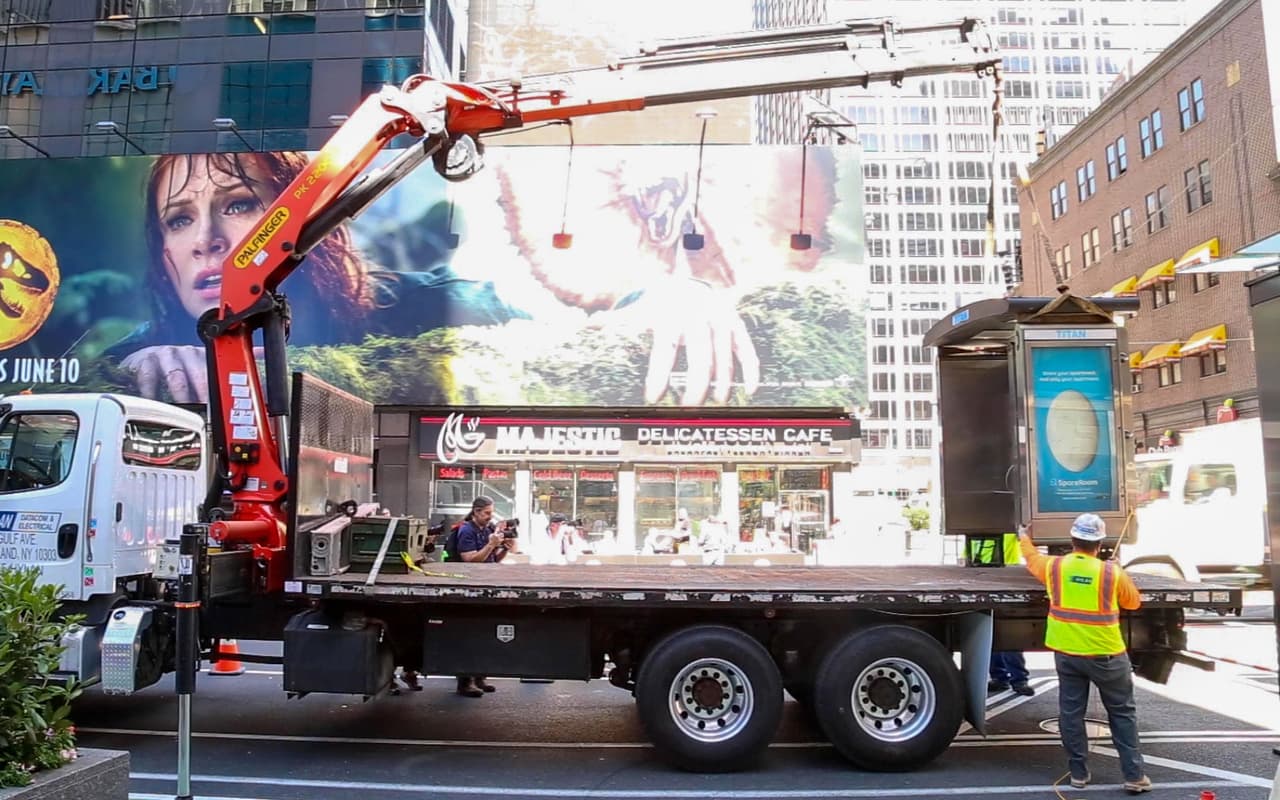 El lunes 23 de mayo, funcionarios de la ciudad, LinkNYC y otros socios, retiraron el último teléfono público que quedaba en la 7ª Avenida y calle 50 cerca de Times Square.
<br>