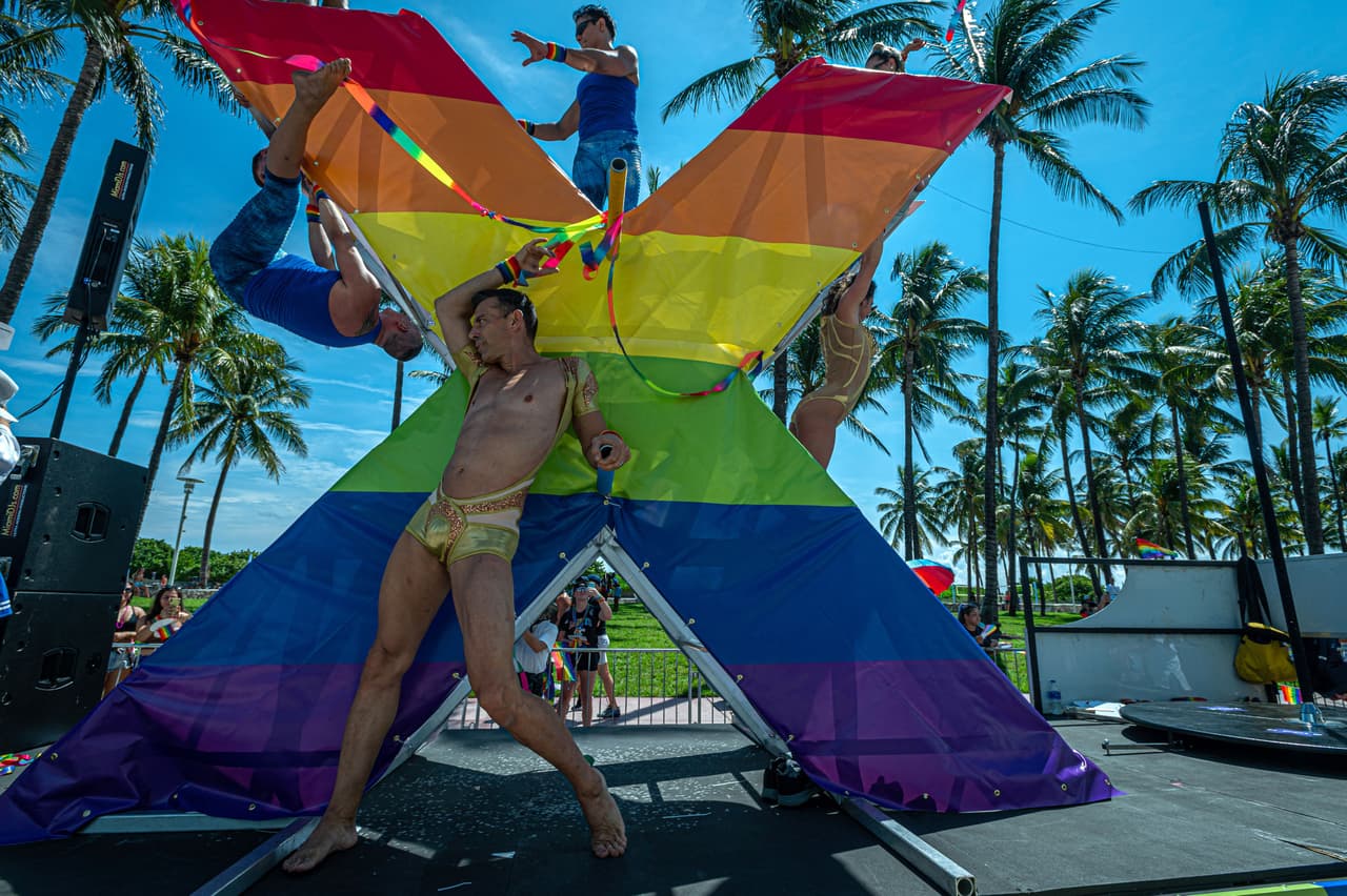 En el desfile hubo más de
<a href="https://www.miamibeachpride.com/post/sunday-pride-parade" target="_blank">50 carrozas llenas de mucho color. </a>