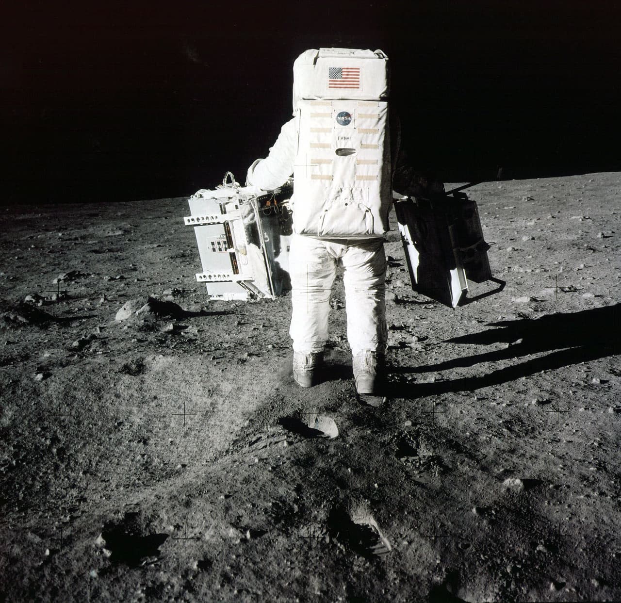 Antes de regresar en el módulo lunar al módulo de control que orbitaba la luna, tuvieron que aligerar el peso del transporte, por lo que dejaron sus mochilas y una cámara fotográfica.