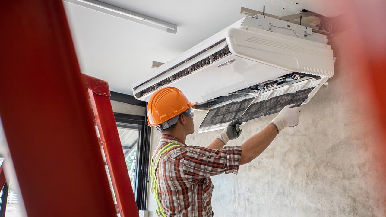 <b>Cambia los filtros de aire</b>
<br>Un filtro de aire sucio hace que el sistema de aire acondicionado trabaje más, lo que hará que consuma más energía. Reemplazarlos hará que funcione de manera eficiente.