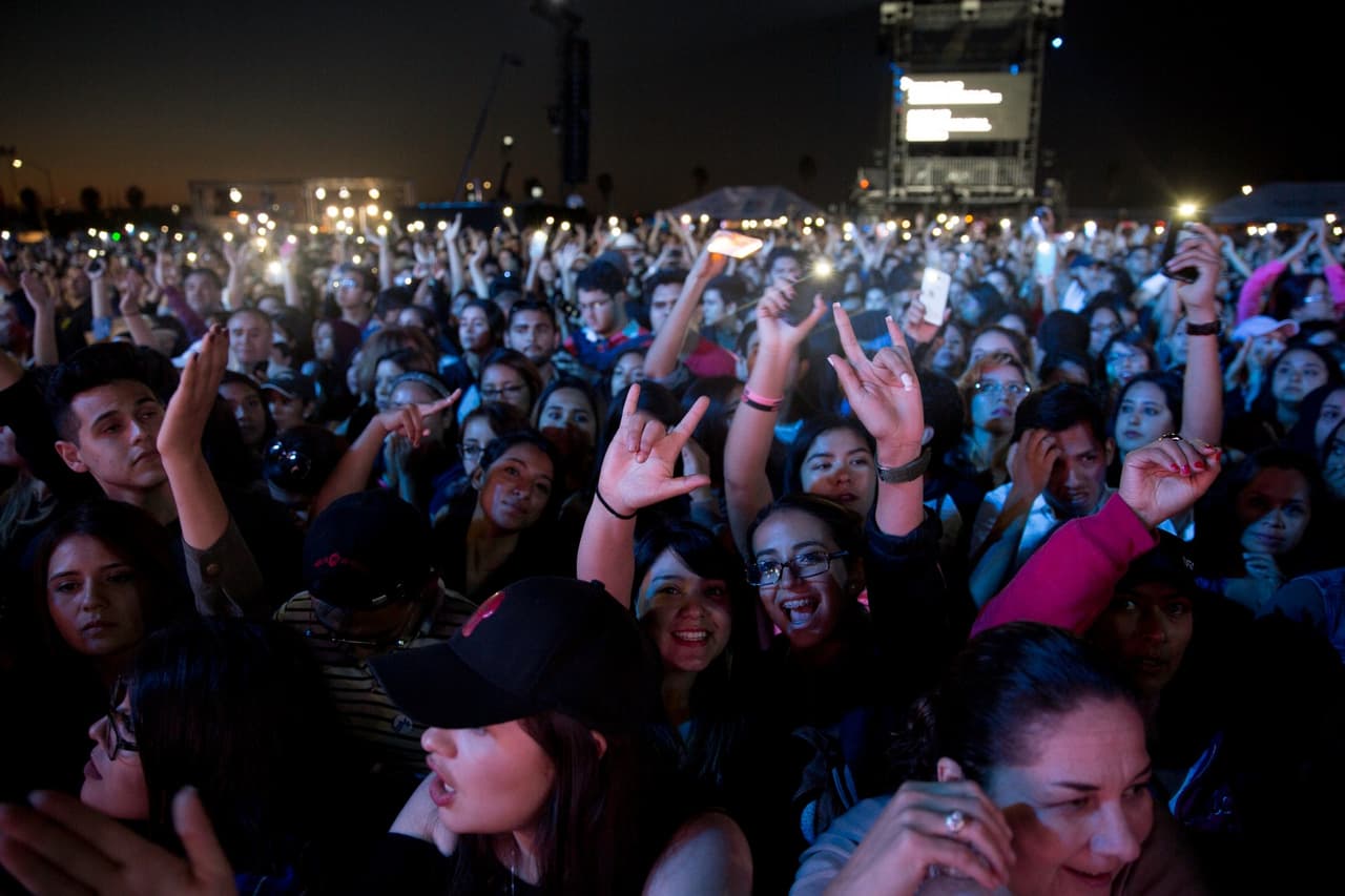 Así se vivía en plena efervescencia el concierto cuando ya la noche llegaba. Foto: David Maris.