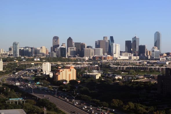 Texas ha estado luchando para cerrar una brecha presupuestaria de $13.4 mil millones para el año fiscal 2010, uno de los peores de todo EU, mediada por el centro no partidista de Presupuesto y Prioridades Políticas. A pesar de esto Texas sigue siendo una potencia comercial, colocándose como el mejor en infraestructura y transporte, además de obtener el cuarto puesto en Tecnología y la Innovación.