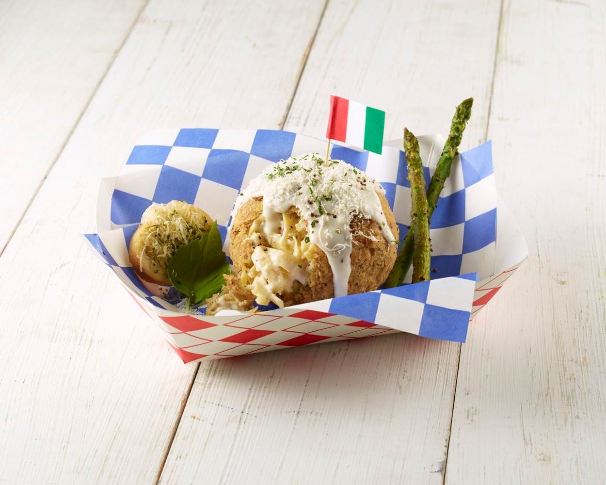 SOUTHERN FRIED CHICKEN FETTUCCINE ALFREDO BALL - Una bola dorada frita, rellena con fettuccine alfredo, picaduras de pollo frito sureño y queso mozzarella fresco. La bola está adornada con salsa alfredo casera, queso parmesano rallado, perejil italiano, albahaca fresca y pimienta negra molida. Servido con un lado de espárragos fritos de pimienta de limón y una baguette de ajo y parmesano tostado. Una hermosa fusión donde los sabores italianos rústicos son tratados con nuestra hospitalidad sureña.