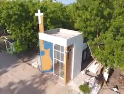 El intérprete de corridos pesados, está sepultado en Alhuey, Angostura, en Sinaloa, México. En un principio su tumba era sencilla y rústica, pero recién le edificaron un colorido mausoleo con una enorme guitarra al frente.