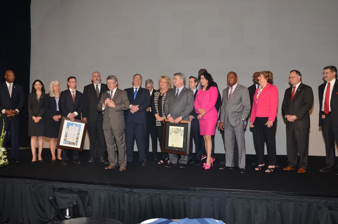 Al evento asistieron una numerosa cantidad de funcionarios públicos a nivel local, estatal y nacional.