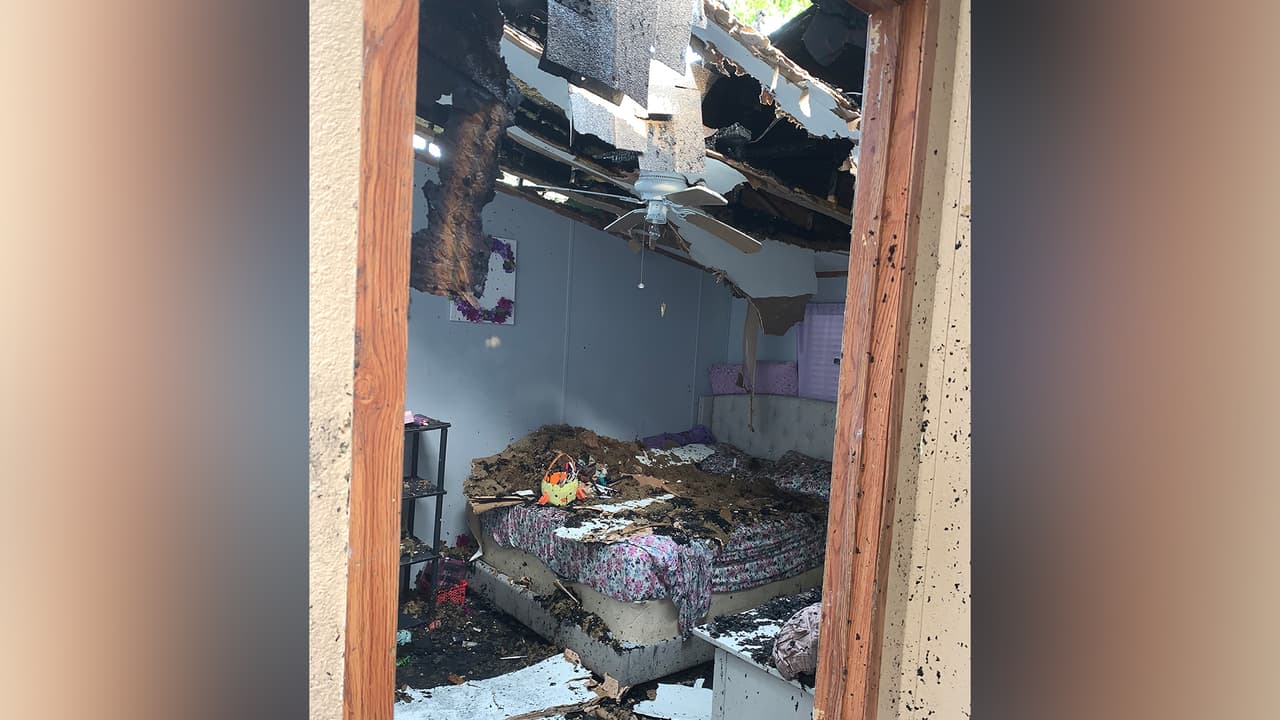 Afortunadamente para esta familia hispana, todos salieron ilesos y las pérdidas son materiales, muchas de ellas ahora están pudriéndose y llenándose de insectos.