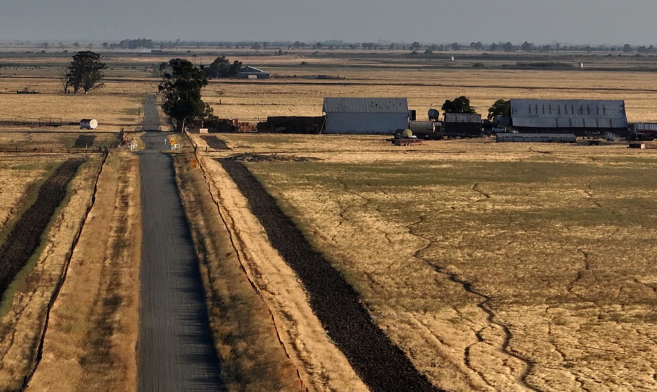 Flannery Associates está integrada por siete multimillonarios del Área de la Bahía, quienes gastaron $800 millones de dólares para adquirir las tierras de cultivo, según reportes periodísticos.
<br>