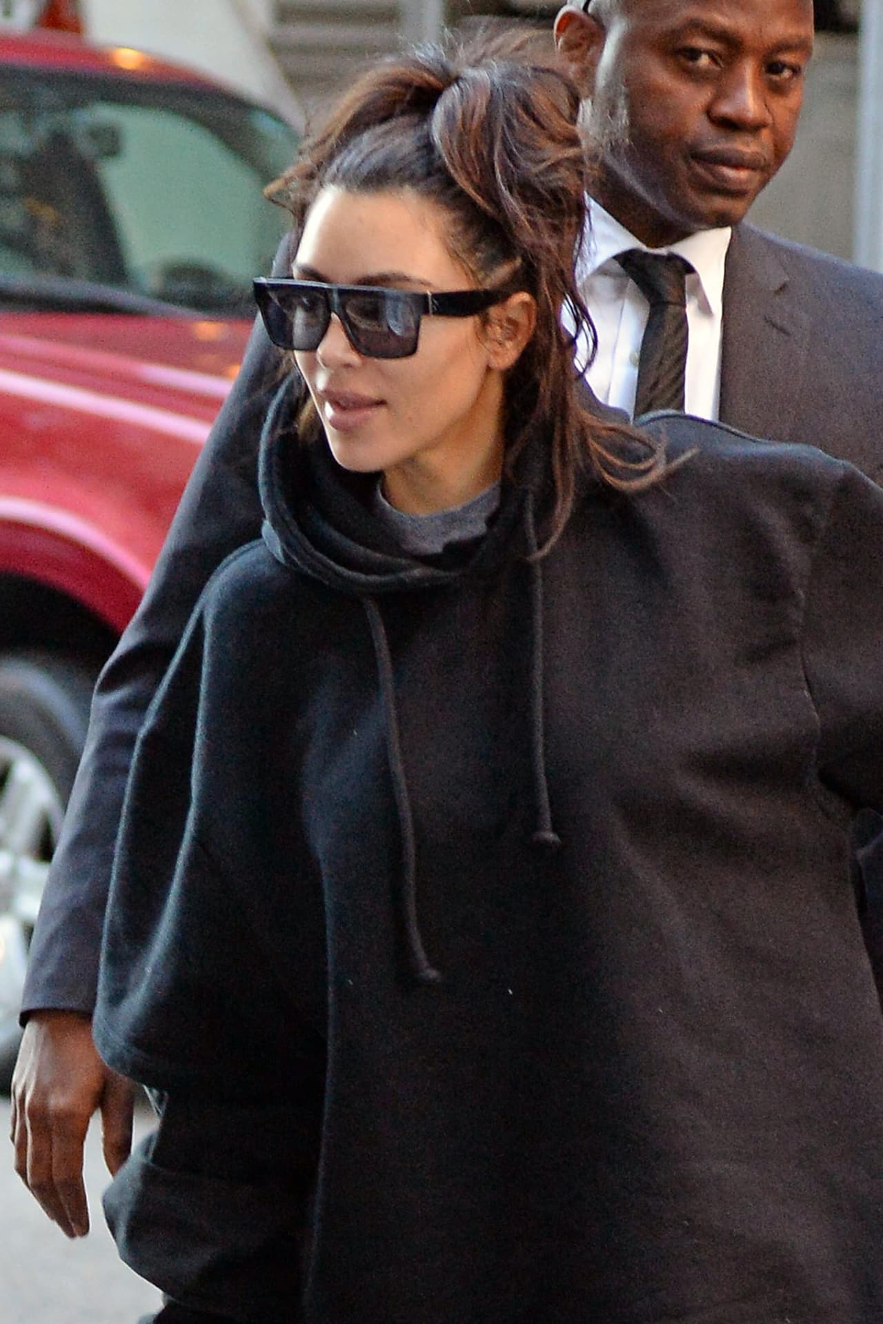 Cubrió su rostro con grandes gafas de sol, no quería que la vieran sin maquillaje.