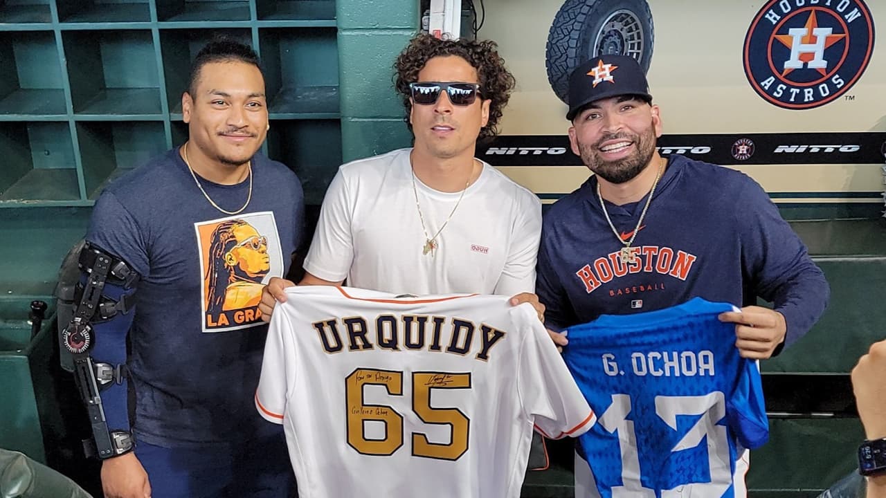 Memo Ochoa intercambia camiseta con el pitcher José Urquidy en Houston
