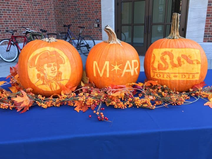 <b><a href="https://www.amrevmuseum.org/events/halloween-weekend-at-the-museum">Halloween Weekend at the Museum of the American Revolution (29 y 30 de octubre)</a></b>. Disfruta de un giro al estilo del siglo XVIII en Halloween en el museo, donde los educadores del museo realizan demostraciones de tallado de calabazas durante todo el fin de semana.