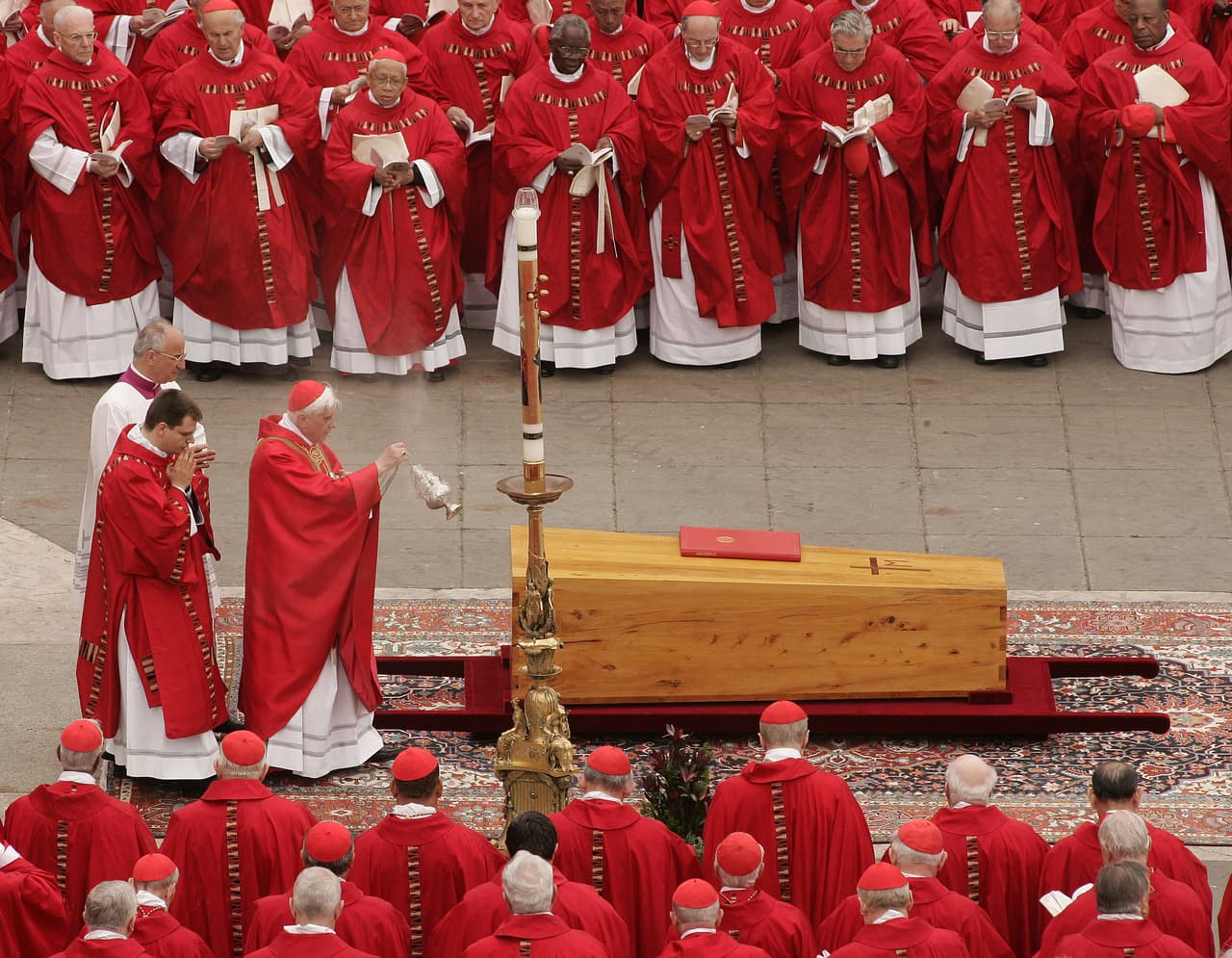 El entonces cardenal Joseph Ratzinger durante los funerales de su predecesor, el papa Juan Pablo II, el 8 de abril de 2005.
<br>