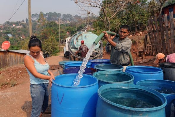 Por esta razón, muchos han tenido que acumular el agua que les proveen las pipas.