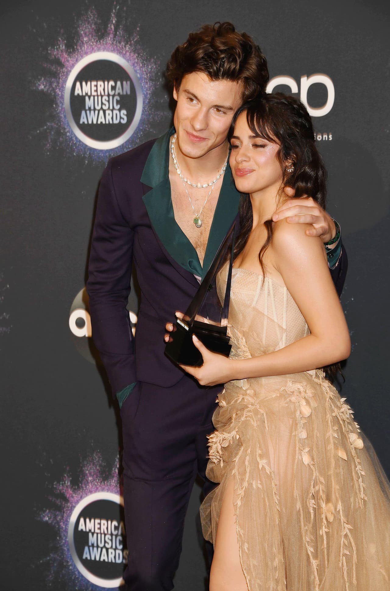 Tras dos años juntos, 
<b>Camila Cabello</b> y 
<b>Shawn Mendes </b>anunciaron juntos en Instagram el 18 de noviembre que decidieron darle fin a su relación romántica, aunque seguían sintiendo amor el uno por el otro.