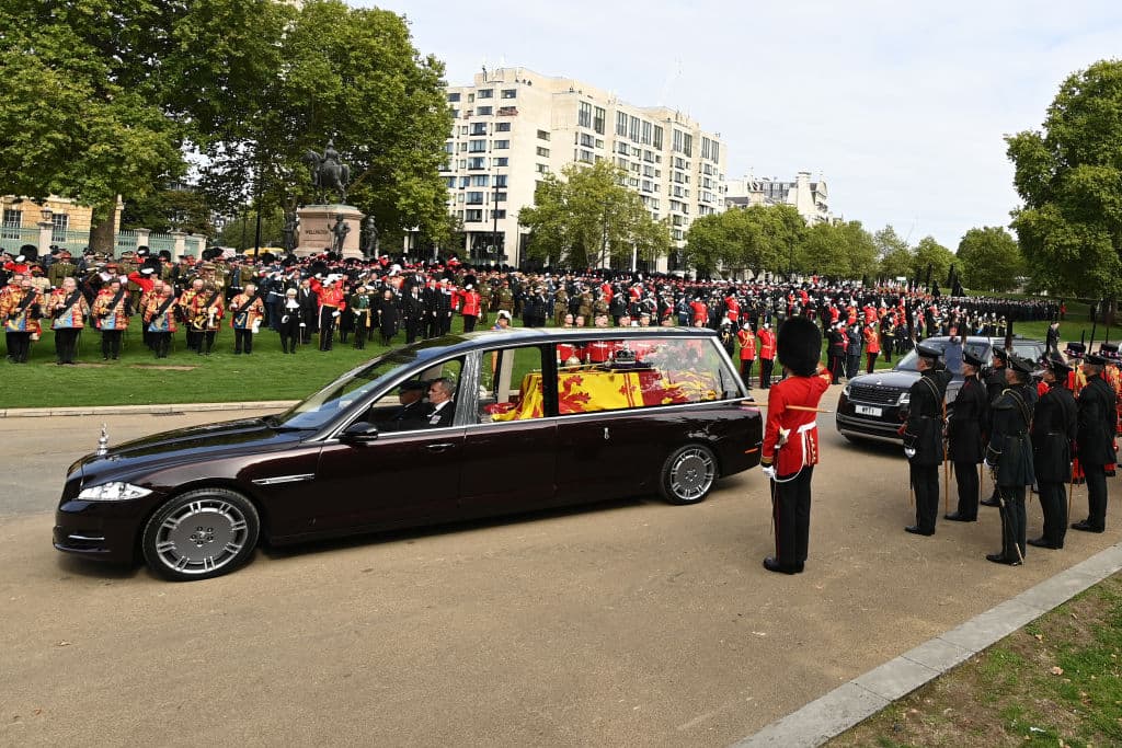 El cortejo fúnebre abandona Londres.