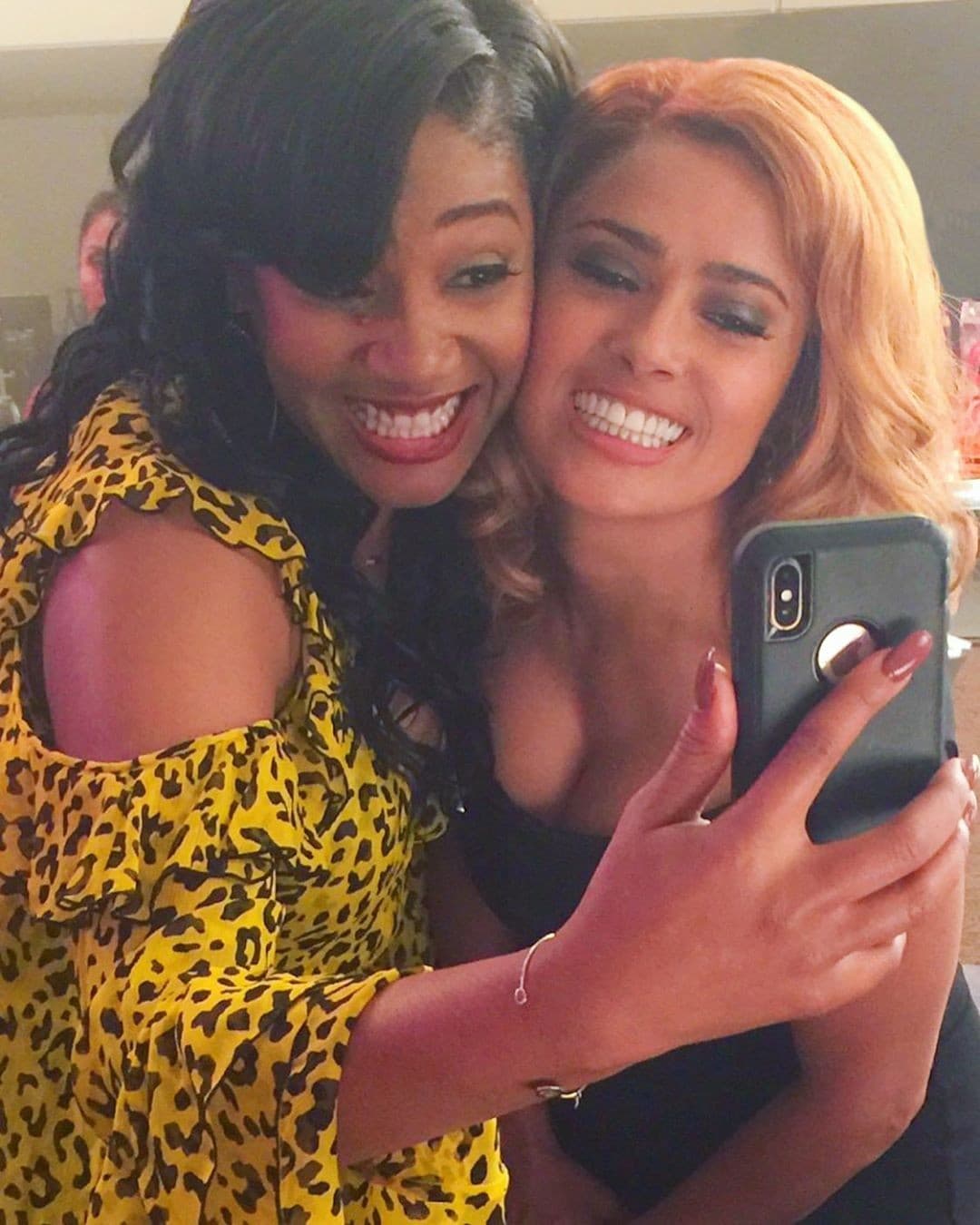 Actualmente, Hayek se encuentra promocionando la cinta 'Like a boss' en la que interpreta a la 
<b><a href="https://www.univision.com/famosos/salma-hayek-fotos" target="_blank">CEO de una empresa de belleza. </a></b>
<br>