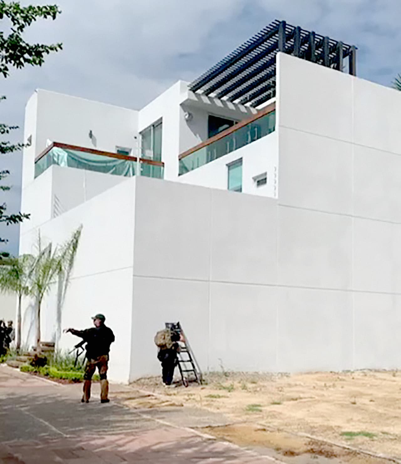 A las 2:00 pm, hora local, las autoridades confirmaron que Guzmán López estaba en la residencia que habían estado vigilando. El plan contemplaba que los equipos ubicados en diferentes puntos de la ciudad estuvieran listos para la operación: efectivos de Sedena, Guardia Nacional y Policía Federal. A las 2:30 pm los efectivos del círculo interno de seguridad (cercano a la casa) rodearon la propiedad donde
<a href="https://www.univision.com/noticias/narcotrafico/quien-es-ovidio-guzman-el-hijo-de-el-chapo-que-fue-localizado-en-por-las-autoridades-en-culiacan">se encontraba Guzmán López y su familia. </a>