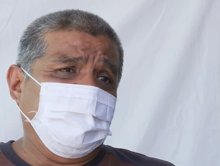 Julio César Vega Limón recuerda en medio del llanto y la angustia haberle dicho a su hija que no necesitaba la 
<a href="https://www.univision.com/temas/cirugia-plastica">cirugía plástica</a> que pensaba realizarse. 
<b>“Le dije que así estaba bonita, que no ocupaba nada de eso”</b>, precisa. 
<br>