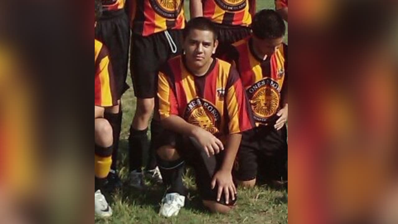 El joven originario de Salamanca, Guanajuato, México, es el segundo de cuatro hermanos, vive con sus padres y asegura que siempre ha llevado una vida sana, practicando deportes especialmente el fútbol soccer. Agrega que la respuesta que tuvo con el cartel fue muy buena.