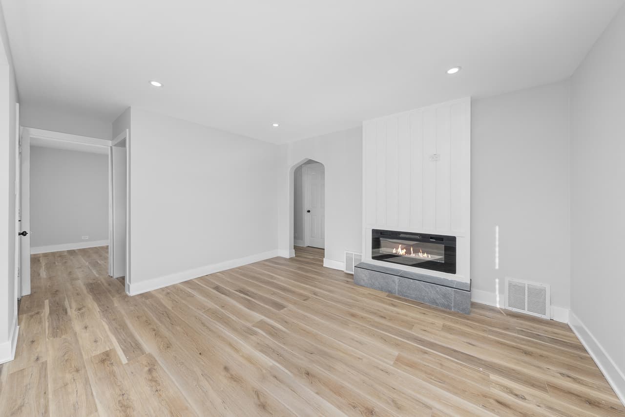 La sala cuenta con chimenea.