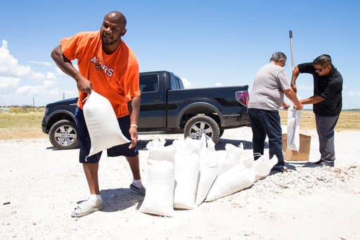 Urgente: Recolección de arena en Tampa Bay ante amenaza de otro huracán 