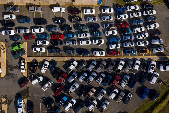 Esta vista aérea de decenas de autos muestra la nueva forma de celebrar la graduación de la secundaria en Puerto Rico.