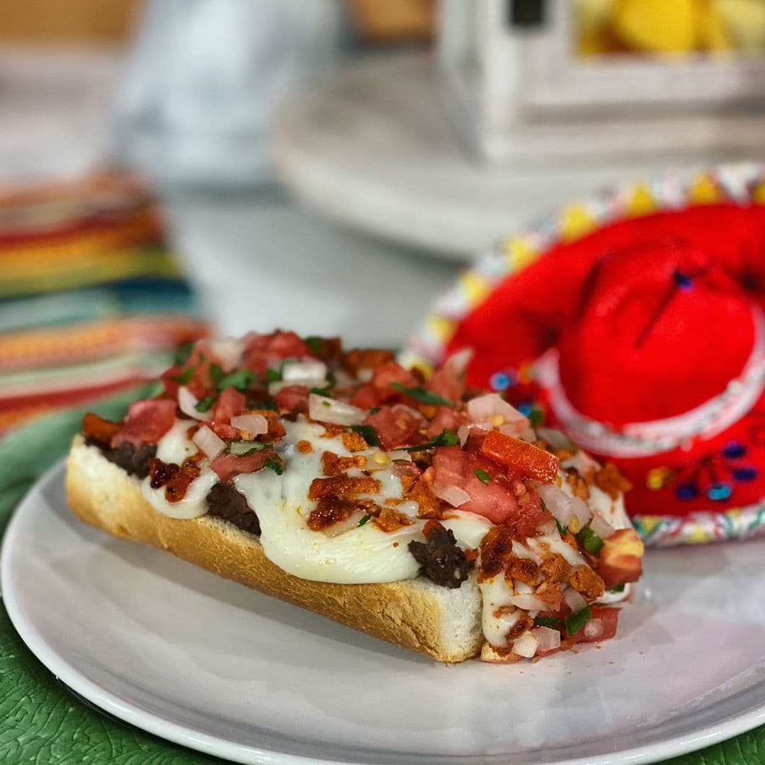 Otra opción: ¿qué tal estos 
<a href="https://www.univision.com/shows/despierta-america/celebra-este-5-de-mayo-en-cuarentena-con-la-receta-de-molletes-que-preparo-el-chef-yisus-video">molletitos</a>, un desayuno muy acostumbrado en México?