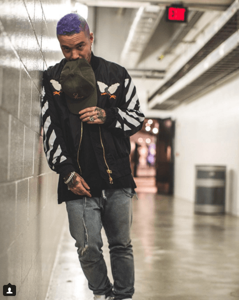 Balvin de travieso en los pasillos de Premio Lo Nuestro.