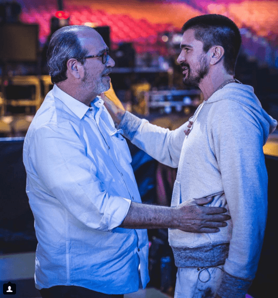 Juanes tomando clases del genio detrás de Premio Lo Nuestro.