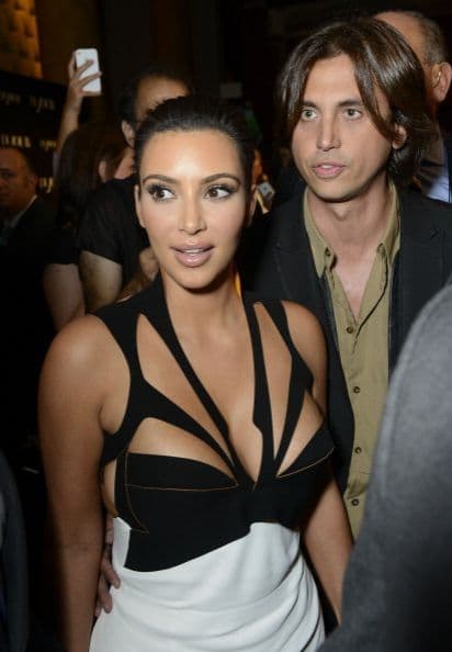 Las modas que luce Kim Kardashian siempre son tema de conversación entre los ‘fashionistas’. Y nos es para menos, ya que a Kim le encanta lucir sus curvas en confecciones ceñidas al cuerpo y escotes que dejan muy poco a la imaginación. Aquí recorremos los ‘looks’ donde Kim K ha presumido su tremenda “pechonalidad”. ¿Quieres ver más? las mejores del mundo del entretenimiento aquí